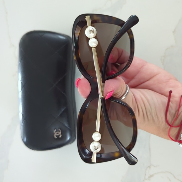 CHANEL Tortuse Pearl Polarized Sunglasses - Picture 12 of 13
